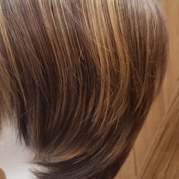 Short Brown With Highlights ☆ Fast Shipping ♡ - Picture 3 of 8